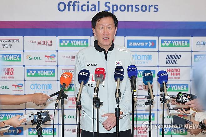 인터뷰하는 박주봉 감독 (영종도=연합뉴스) 서대연 기자 = 2026 세계배드민턴연맹(BWF) 세계선수권대회를 마친 배드민턴 대표팀 박주봉 감독이 인천국제공항 제2여객터미널을 통해 귀국해 취재진 질문에 답하고 있다.
대표팀은 이번 세계선수권대회에서 여자 단식 금메달(안세영), 여자 복식 금메달(이소희-백하나 조), 남자 복식 동메달(서승재-김원호 조)을 수확했다. 2026.8.25 dwise@yna.co.kr