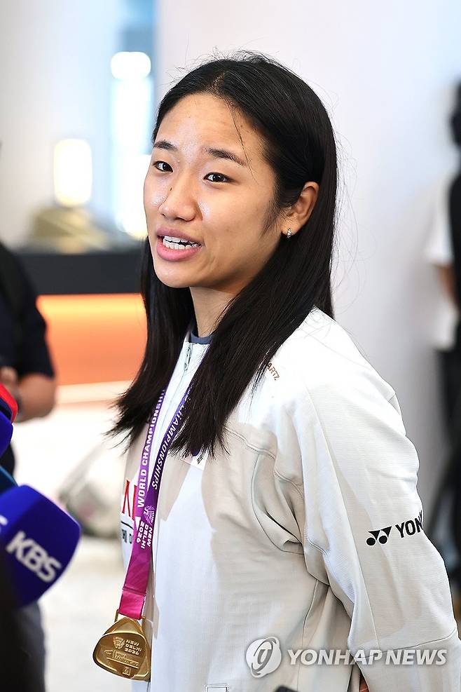 세계선수권 정상 탈환 소감 밝히는 안세영 (영종도=연합뉴스) 서대연 기자 = 2026 세계배드민턴연맹(BWF) 세계선수권대회 여자 단식에서 우승한 안세영이 25일 인천국제공항 제2여객터미널을 통해 귀국하며 취재진에 소감을 밝히고 있다.
2023년 코펜하겐 대회에서 한국 배드민턴 단식 사상 첫 세계선수권 우승 대업을 달성했던 안세영은 이로써 3년 만에 다시 세계 최정상의 자리를 되찾았다. 2026.8.25 dwise@yna.co.kr