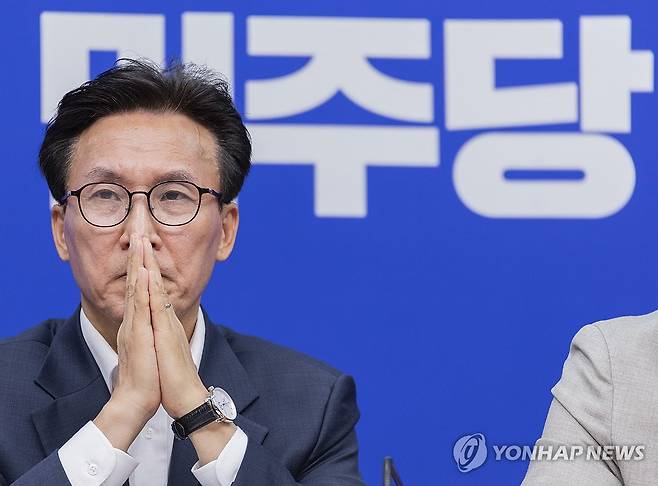 발언 들으며 생각에 잠긴 김민석 대표 (서울=연합뉴스) 황광모 기자 = 더불어민주당 김민석 대표가 24일 국회에서 열린 최고위원회의 도중 서미화 최고위원의 장애인 인권 관련 발언을 듣다 생각에 잠겨 있다. 2026.8.24 hkmpooh@yna.co.kr