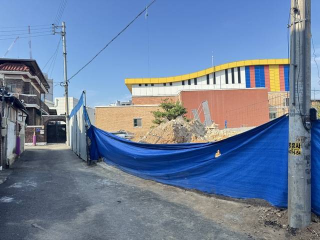 26일 전주시 덕진구 금암초등학교 인근 공영주차장 공사 현장. 전주시는 주차장 조성과 함께 이곳에서 학교로 곧바로 이어지는 보행로를 설치할 예정이다. /이상구 기자