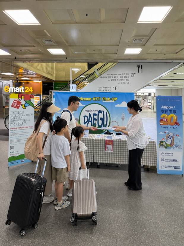 대구국제공항 내 마련한 '웰컴 데스크'에서 대구문예진흥원 관광본부 관계자가 가족 단위 중화권 여행객에게 '웰컴 키트(Welcome Kit)'를 나눠주고 있다. 대구문예진흥원 관광본부 제공