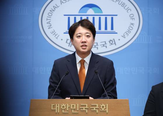개혁신당 대표인 이준석 의원이 26일 국회 소통관에서 열린 기자회견에서 대표직 사퇴를 발표하고 있다. 〈사진=연합뉴스〉