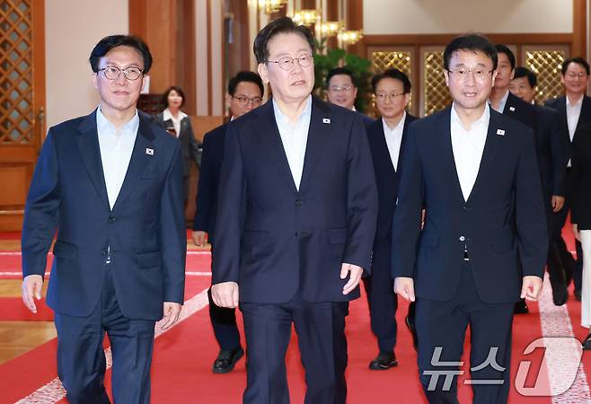 이재명 대통령과 김민석 더불어민주당 대표, 한병도 원내대표가 25일 청와대에서 열린 민주당 신임 당지도부 만찬 간담회에 입장하고 있다. (청와대통신사진기자단) 2026.8.25 ⓒ 뉴스1 이재명 기자