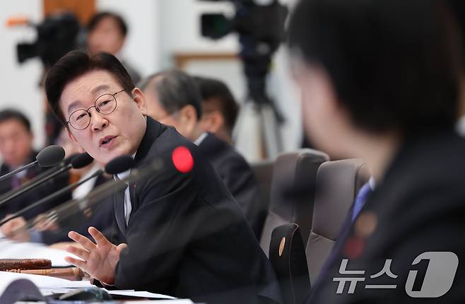 이재명 대통령이 지난 1월 27일 청와대에서 열린 국무회의에서 정은경 보건복지부 장관에게 질의하고 있다. ⓒ 뉴스1 이재명 기자