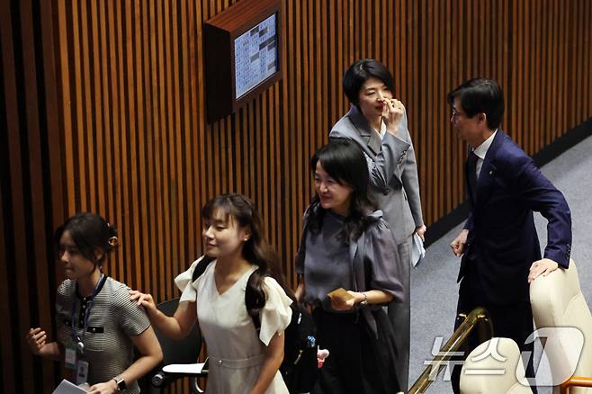국민의힘 조경태, 김예지, 한지아 의원이 26일 서울 여의도 국회에서 열린 제438회국회(임시회) 제2차 본회의에서 국회의원(이진숙) 제명 촉구 결의안 투표에 참석하고 있다. 이날 본회의에서 '국회의원 이진숙 제명 촉구 결의안'은 총투표수 159표 중 가 157표, 부 1표, 무효 1표로 가결했다. 2026.8.26 ⓒ 뉴스1 황기선 기자