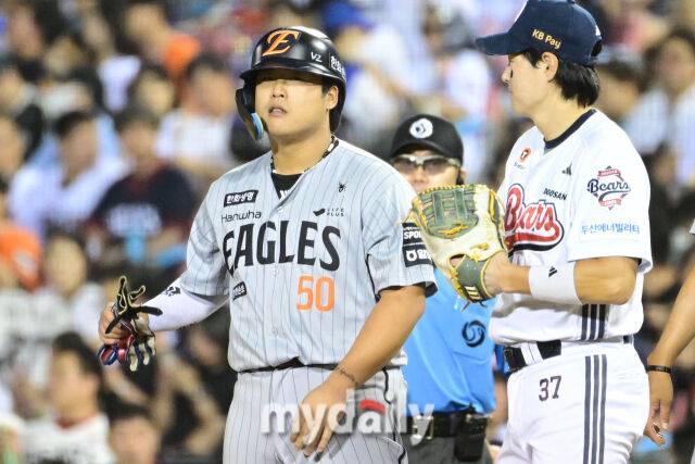 4회초 선두타자 강백호가 두산 벤자민을 노려보고 있다.