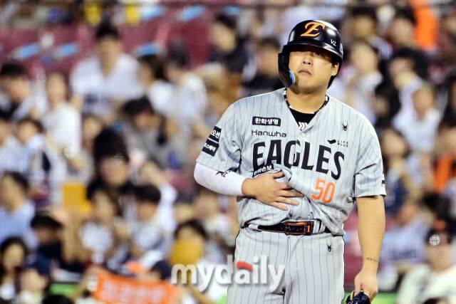 몸에 맞는 볼로 출루한 강백호가 벤자민을 바라보며 복부를 쓰다듬고 있다.