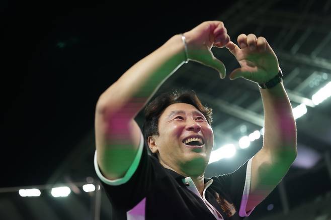 김기동 서울 감독이 25일 서울월드컵경기장서 열린 부천과 홈경기서 1-0으로 승리한 뒤 관중석을 향해 세리머니를 하고 있다. 사진제공│한국프로축구연맹