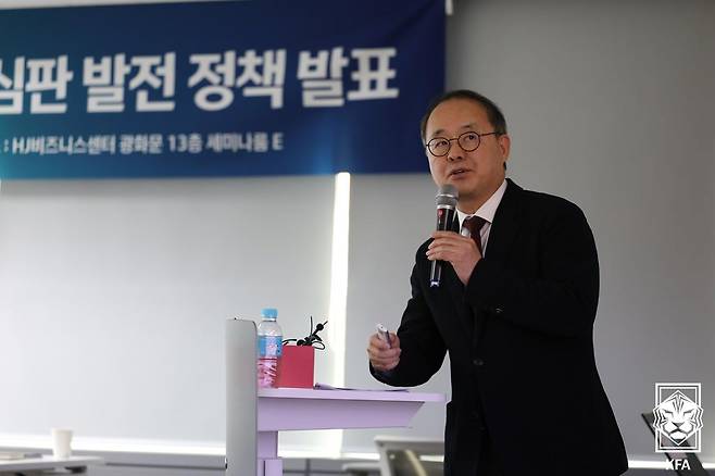 지난 2월 심판 정책 발표회 당시 이용수 대한축구협회 부회장. 당시 이용수 부회장은 대외 소통 강화를 위해 '먼데이 브리핑'을 예고했지만, 단 한 번도 하지 못한 채 사실상 없던 일이 됐다. /사진=대한축구협회 제공