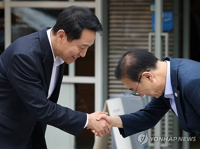 악수하는 김윤덕 국토부 장관-오세훈 서울시장 (서울=연합뉴스) 김성민 기자 = 김윤덕 국토교통부 장관(오른쪽)과 오세훈 서울시장이 26일 서울 모처의 한 식당에서 용산공원을 활용한 주택 공급 등 서울 주택 문제를 협의한 뒤 나서며 악수하고 있다. 2026.8.26 ksm7976@yna.co.kr