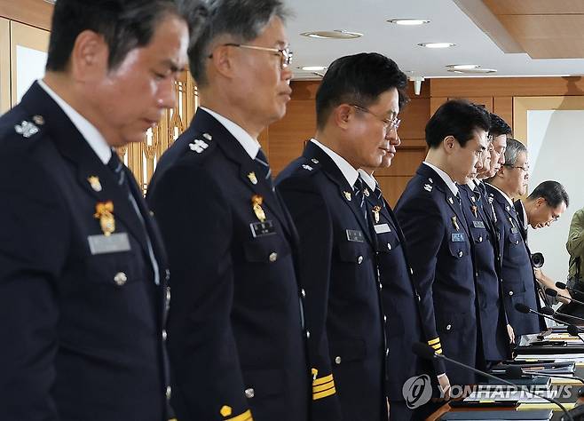 고개숙인 경찰 (서울=연합뉴스) 신준희 기자 = 유재성 경찰청장 직무대행(맨 오른쪽 고개숙인 이로부터)과 홍석기 국가수사본부장 등 경찰 지휘부가 26일 서울 종로구 정부서울청사에서 열린 경찰 지휘부 회의에서 제주 실종 허위종결 사건과 관련해 대국민 사과를 하고 있다. 2026.8.26 hama@yna.co.kr