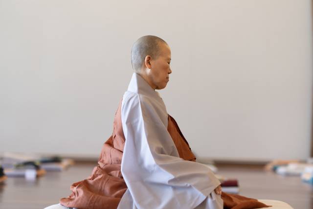 진경스님이 가부좌를 하고 숨보기 명상을 하고 있다.