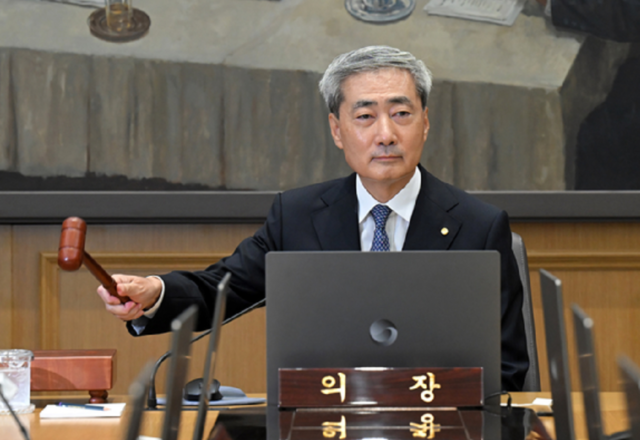신현송 한국은행 총재가 27일 오전 서울 중구 한국은행에서 열린 금융통화위원회 본회의에 참석해 의사봉을 두드리고 있다. /사진공동취재단