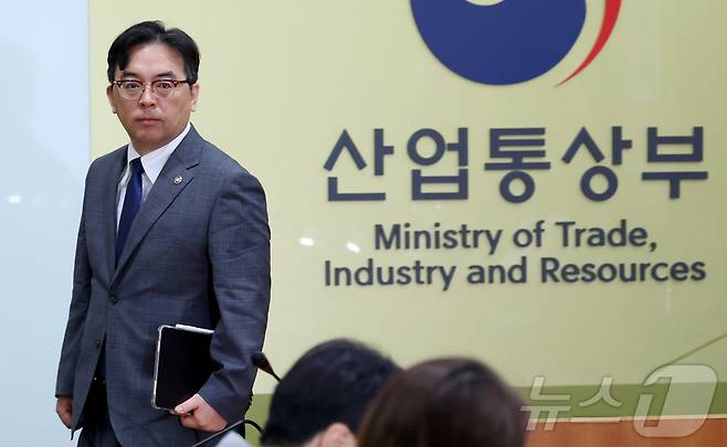 박정성 산업부 통상교섭본부장이 지난 26일 세종시 정부세종청사에서 열린 통상추진위원회에 참석하고 있다.ⓒ 뉴스1 김기남 기자