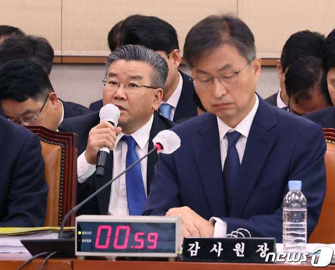 유병호 감사원 사무총장이 26일 서울 여의도 국회에서 열린 법제사법위원회의 법무부, 감사원, 헌법재판소 등에 대한 종합감사에서 의원들의 질의에 답변하고 있다. 오른쪽은 최재해 감사원장. 2023.10.26 ⓒ 뉴스1 송원영 기자