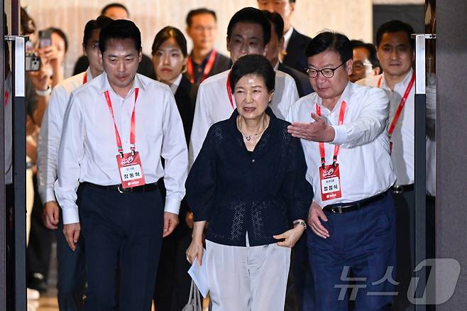 박근혜(가운데) 전 대통령과 국민의힘 장동혁(왼쪽) 대표, 정점식(오른쪽) 원내대표가 27일 경기 고양시 소노캄 고양에서 열린 2026 국민의힘 국회의원 연찬회에장에 들어서고 있다. (공동취재) 2026.8.27 ⓒ 뉴스1 황기선 기자
