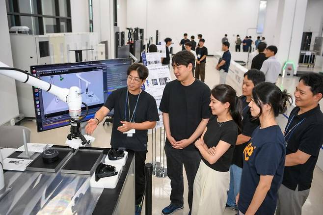 현대모비스는 26일 의왕 퀀텀센터에서 제조 혁신기술 전시회 ‘M-SPHERE 2026’를 개최했다. 사진은 전시회 모습. 현대모비스