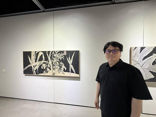 '은유의 시학' 기획전을 기획한 황찬연 DTC아트센터 예술감독이 27일 대전복합터미널 DTC아트센터 전시장에서 작품을 설명하고 있다. 황희정 기자