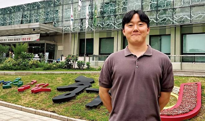 이호진 중구 생활안전과 주무관이 중구청 앞에서 웃고 있다.