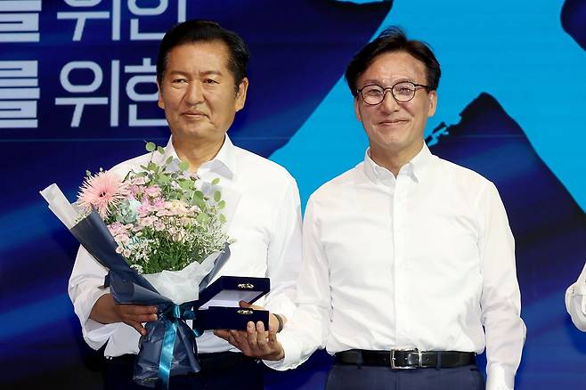 김민석 더불어민주당 대표가 27일 오후 인천 인스파이어 호텔에서 열린 워크숍에서 정청래 전 대표에게 감사패를 전달한 뒤 기념촬영하고 있다. 장진영 기자