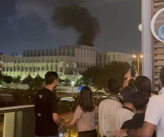 아랍에미리트(UAE) 두바이 주재 미국 영사관이 3일(현지시간) 이란의 드론 공격을 받았다. 사진은 영사관이 있는 지역에서 연기가 피어오르는 모습. 2026.3.3 로이터 뉴스1
