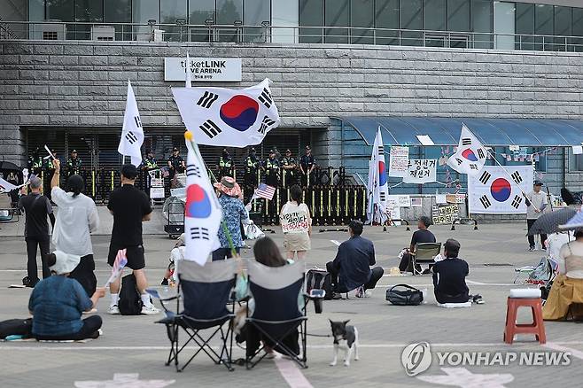계속되는 개표소 봉쇄 시위 (서울=연합뉴스) 박동주 기자 = 6·3 지방선거 투표용지 부족 사태로 인한 '개표소 봉쇄 시위'가 계속되고 있는 5일 서울 송파구 올림픽공원 핸드볼경기장 출입문 앞에서 참가자들이 구호를 외치고 있다. 2026.7.5 pdj6635@yna.co.kr
