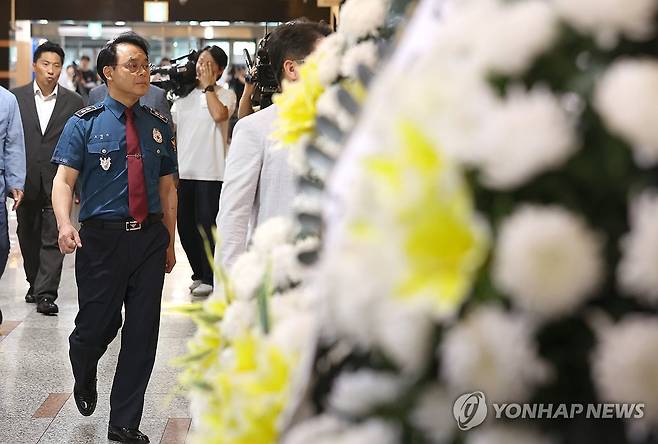 조문 나선 고평기 제주경찰청장 (제주=연합뉴스) 박지호 기자 = 고평기 제주경찰청장이 27일 제주시 이호동 중앙병원 장례식장에 마련된 30대 여성 장모 씨의 빈소로 들어가고 있다. 2026.8.27 jihopark@yna.co.kr