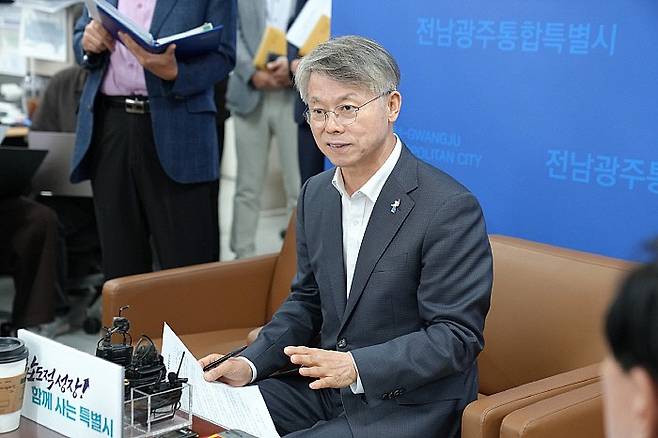 민형배 전남광주통합특별시장이 28일 무안청사 기자실에서 국립의과대학 설립 관련 기자간담회를 하고 있다. 전남광주통합특별시 제공