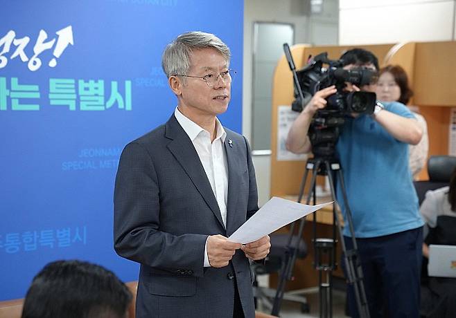 민형배 전남광주통합특별시장이 28일 무안청사 기자실에서 국립의과대학 설립 관련 기자간담회를 하고 있다. 전남광주통합특별시 제공