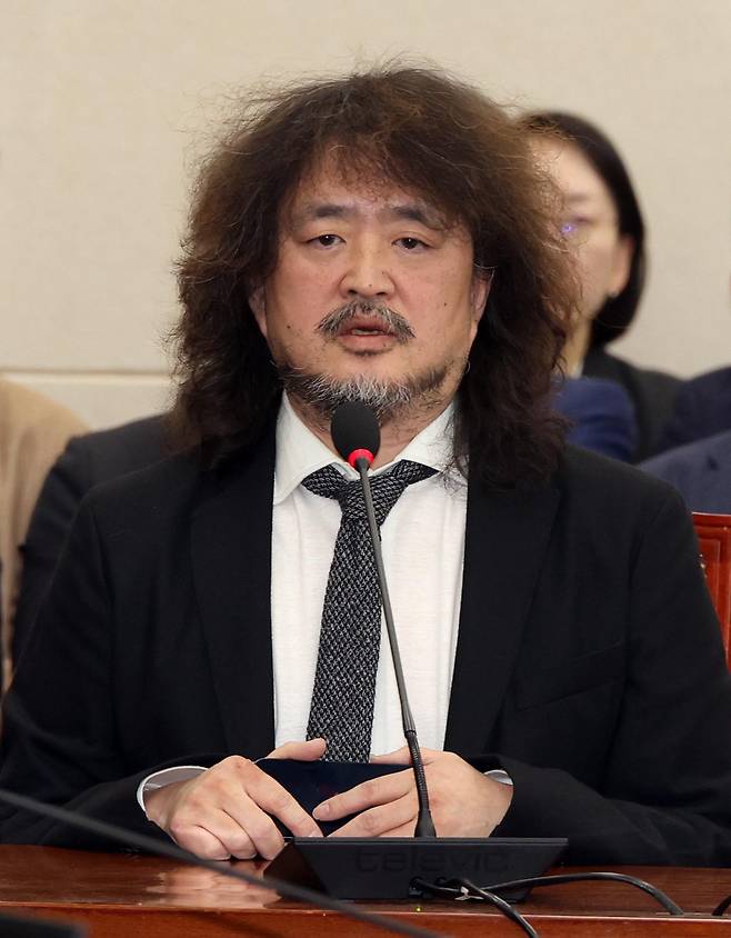 방송인 김어준 씨가 지난 2024년 12월 13일 오후 서울 여의도 국회 과학기술정보방송통신위원회에서 열린 계엄관련 현안질의에서 참고인으로 출석해 증언을 하고 있다. 사진=뉴시스