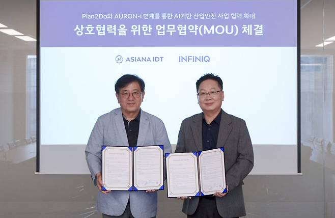 28일 진행된 인피닉과 아시아나IDT의 '산업안전 AI 솔루션 사업 협력을 위한 업무협약(MOU)' 체결식에서 인피닉 박경서 이사(사진 오른쪽)와 아시아나IDT 전해돈상무(사진 왼쪽)가 협약서를 들고 기념 촬영을 하고 있다. (사진=인피닉)