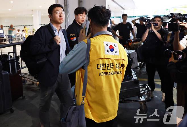 임상우 외교부 재외국민보호·영사담당 정부대표를 단장으로 한 합동신속대응팀이 27일 오후(현지시간) 네팔 카트만두 트리부반 국제공항에 도착, 공항에 마중나온 대사관 직원이 인원들을 인솔하고 있다. 2026.8.28 ⓒ 뉴스1 구윤성 기자