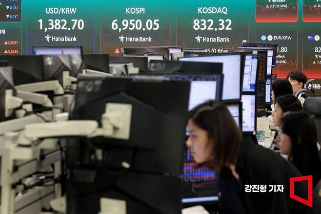 코스피 지수가 전 거래일 대비 187.91포인트 상승한 6996.12에 개장한 27일 서울 중구 하나은행 본점 딜링룸 전광판에 국내증시 현황이 표시돼 있다. 2026.8.27 강진형 기자