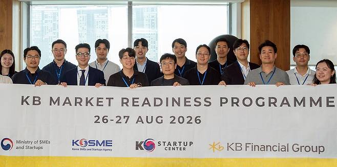 지난 27일 KB금융에서 운영하는 싱가포르 HUB(WeWork Singapore Collyer Quay)에서 진행된 「Global IR Day」 참석자들이 기념촬영을 하고 있다. KB금융 제공
