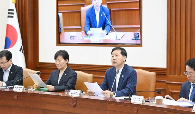 28일 서울 종로구 정부서울청사에서 열린 '비상경제본부 회의 겸 경제관계장관회의 겸 민생물가 특별관리 관계장관 TF'. (재정경제부)