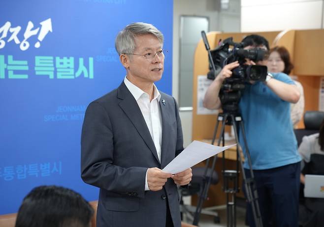 민형배 전남광주통합특별시장이 28일 오전 무안청사에서 국립 의대 신설 관련 기자회견을 열고 목포대와 순천대의 국립 의대 후보대학 선정 수용과 승복을 촉구하고 있다. 전남광주통합특별시는 오는 30일 두 대학 중 1곳을 국립 의대 후보대학으로 선정해 발표할 계획이다. 전남광주통합특별시 제공