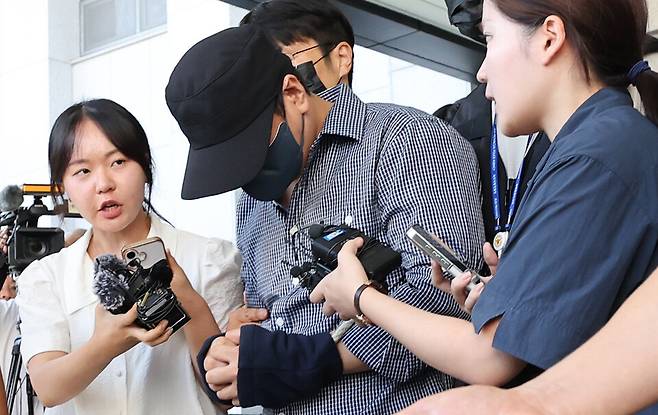 실종 사건을 허위 종결한 혐의(직무유기, 공전자기록 위작 및 행사, 위계공무집행방해)를 받는 부아무개 경장이 8월25일 제주지법에서 구속 전 피의자 심문(영장실질심사)을 마치고 나오고 있다. ⓒ 연합뉴스