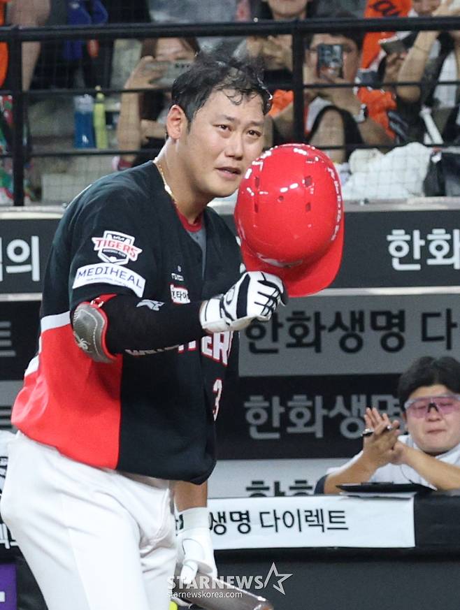 2026 신한 SOL KBO리그 한화 이글스 대 KIA 타이거즈 경기가 지난 18일 대전한화생명볼파크에서 열렸다. 이적 후 처음으로 대전에 방문한 KIA 하주석이 2회초 타석에 들어서며 한화팬에 인사하고 있다. /사진=김진경 kim.jinkyung@