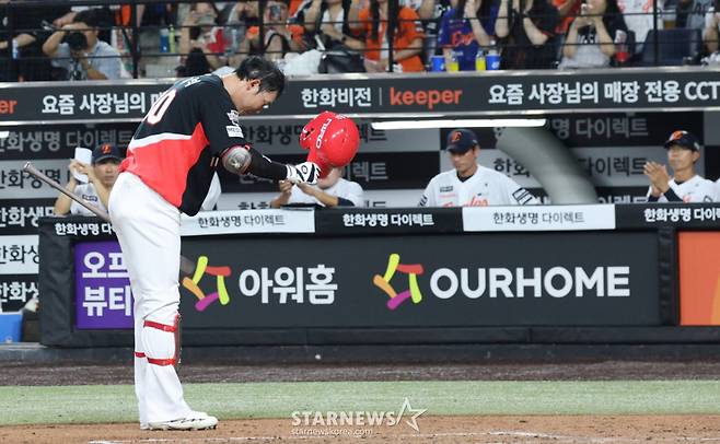 2026 신한 SOL KBO리그 한화 이글스 대 KIA 타이거즈 경기가 지난 18일 대전한화생명볼파크에서 열렸다. 이적 후 처음으로 대전에 방문한 KIA 하주석이 2회초 타석에 들어서며 한화팬에 인사하고 있다. /사진=김진경 kim.jinkyung@