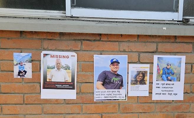 카트만두 트리부반 교육대병원 벽에 붙은 대홍수 실종자 전단 (카트만두=연합뉴스) 정윤주 촬영