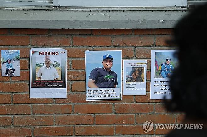 병원에서 실종자 찾는 네팔 시민들 (카트만두=연합뉴스) 김성민 기자 = 28일(현지시간) 네팔 카트만두 트리부반 대학 병원에서 실종자를 찾는 시민들이 전단지를 둘러보고 있다. 2026.8.28 ksm7976@yna.co.kr