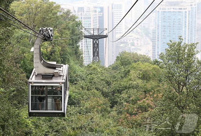 남산 곤돌라 설치를 둘러싼 서울시와 기존 케이블카 운영사 한국삭도공업의 법정 공방 항소심이 연기된 20일 오후 서울 남산타워에서 케이블카가 운영되고 있다. 2026.8.20 ⓒ 뉴스1 김민지 기자