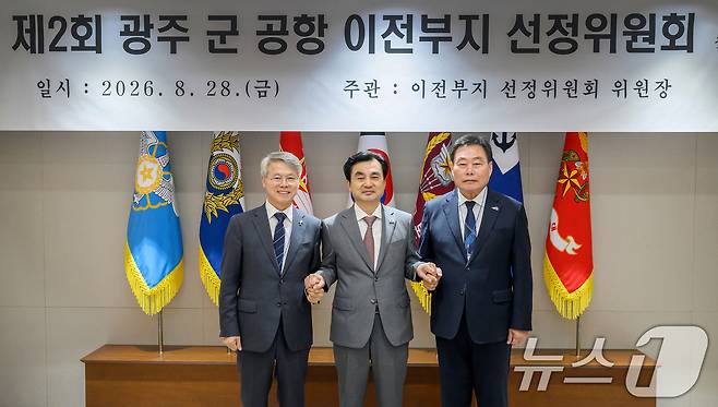 민형배(왼쪽부터) 전남광주통합특별시장, 안규백 국방부 장관과 김산 무안군수가 28일 서울 용산구 국방부에서 열린 '제2회 광주 군 공항 이전부지 선정위원회'에서 기념 촬영하고 있다. (국방부 제공. 재판매 및 DB 금지) 2026.8.28 ⓒ 뉴스1 이호윤 기자
