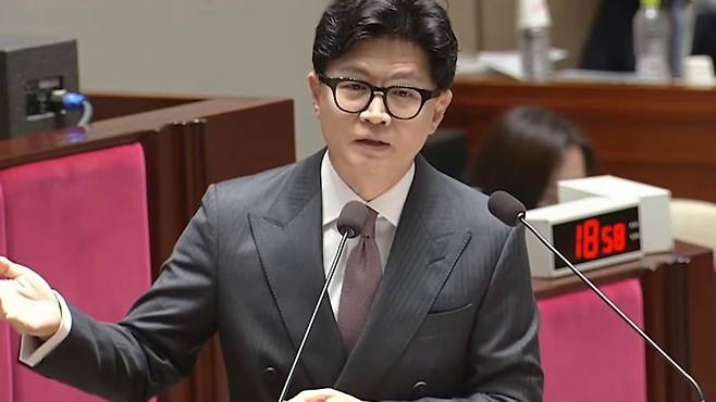한동훈 무소속 의원이 국회 예산결산특별위원회 전체회의에서 질의하고 있다. 한 의원은 제주 실종신고 허위종결 사건과 관련해 경찰의 사건 처리 과정과 내부통제 문제를 잇따라 제기했다. (국회방송)