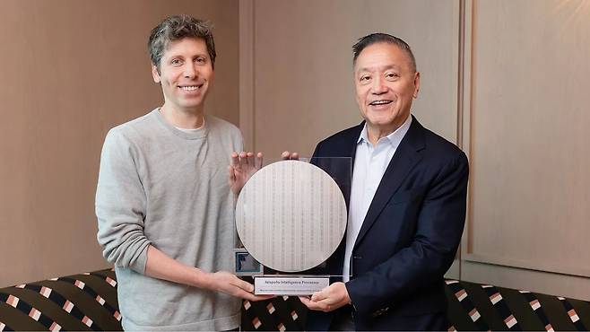 지난 6월 샘 올트먼 오픈AI CEO(왼쪽)와 혹 탄 브로드컴 CEO가 할라피뇨 웨이퍼를 들고 있다. 오픈AI
