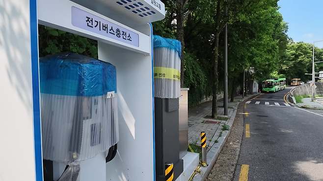 B 아파트 앞에 설치된 강남01 마을버스 충전소.