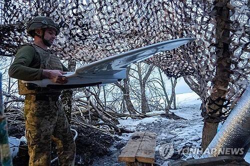 드론 살펴보는 우크라이나 병사 / 사진=AP=연합뉴스
