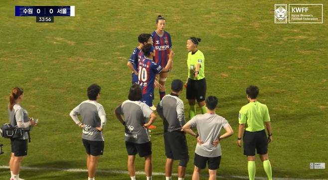배선영 주심에게 항의하는 지소연(10번). 한국여자축구연맹 유튜브 채널 중계 화면 캡처