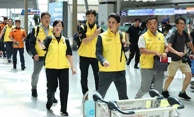지난 27일 인천국제공항 제1여객터미널에서 임상우 단장을 비롯한 정부합동신속대응팀이 출국하고 있다. 인천공항=뉴시스