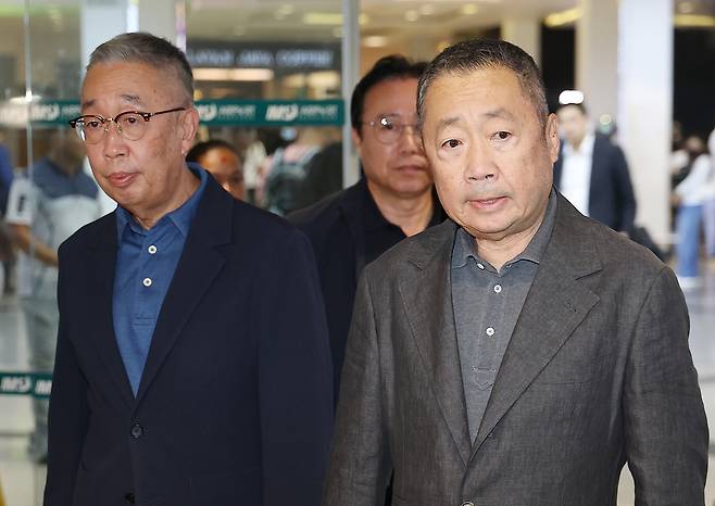 네팔 대홍수로 인한 사고 수습을 위해 네팔을 찾은 박정원(오른쪽) 두산그룹 회장과 박지원 부회장 겸 두산에너빌리티 회장이 29일(현지시간) 네팔 카트만두 트리부반 공항을 나서고 있다. 연합뉴스